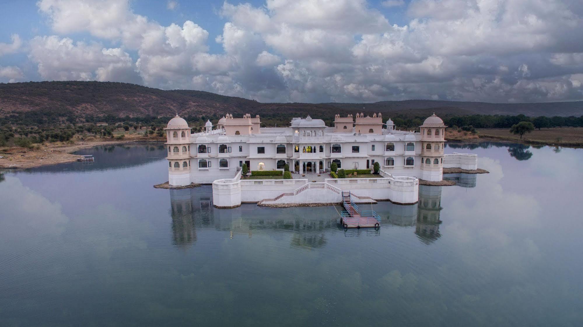 Juesta Lake Nahargarh Palace, Chittorgarh Parsoli Exterior photo