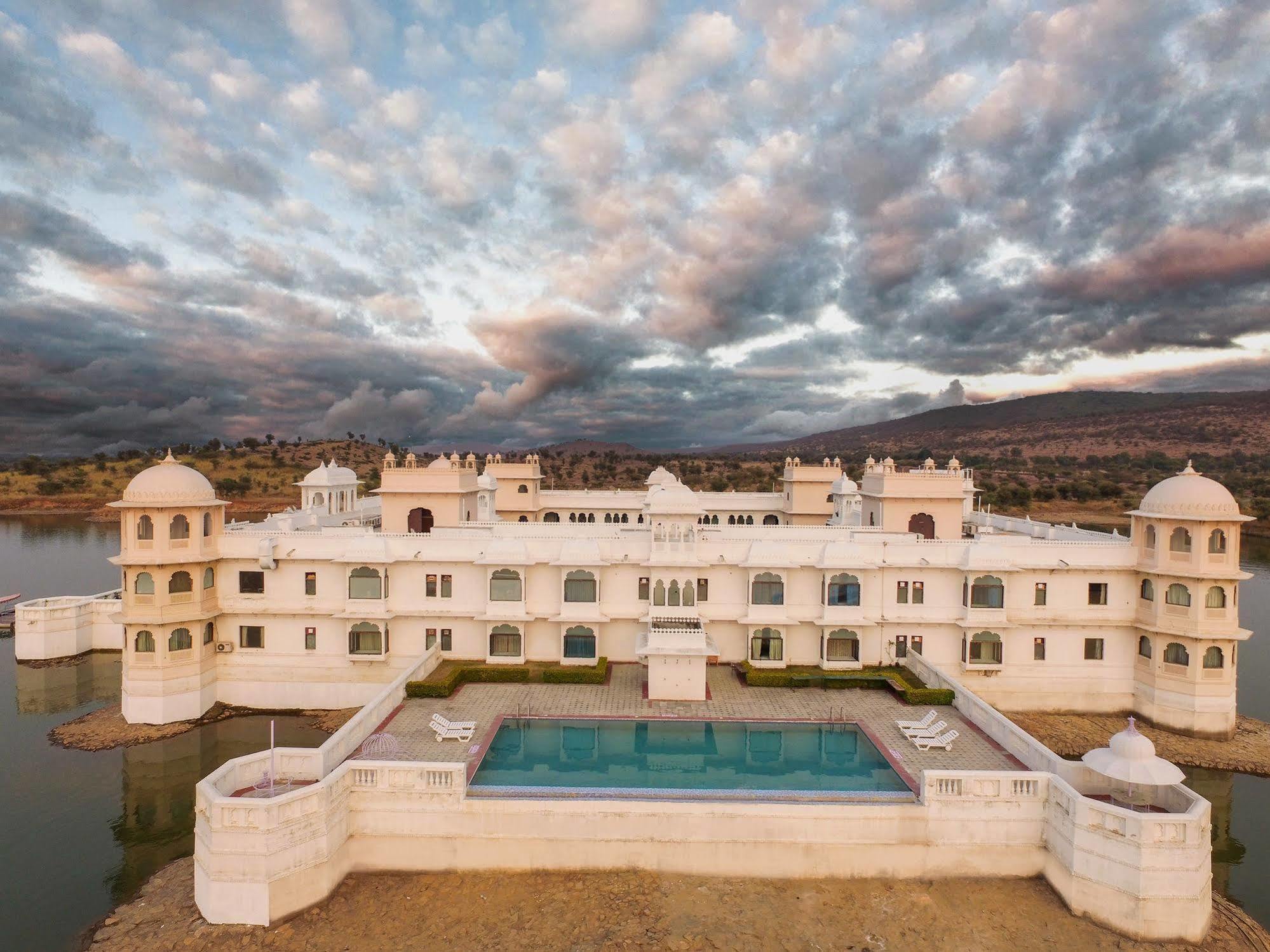 Juesta Lake Nahargarh Palace, Chittorgarh Parsoli Exterior photo